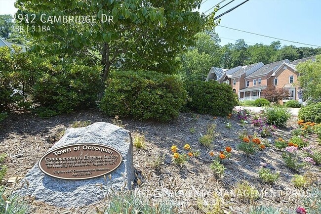 Building Photo - 2912 Cambridge Dr