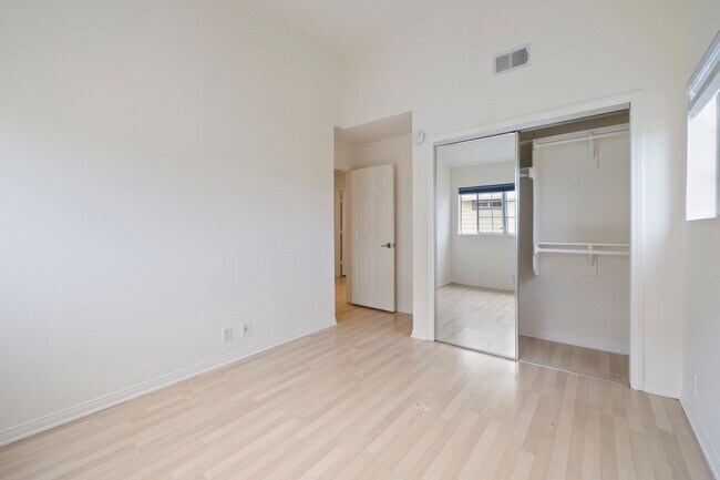 Building Photo - Beautiful 3-bedroom, 2.5-bath tri-level to...