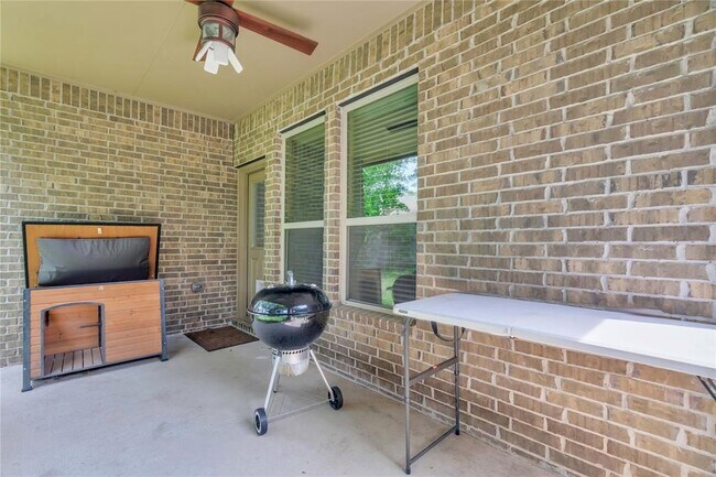 Building Photo - 2450 Garden Shadow Dr
