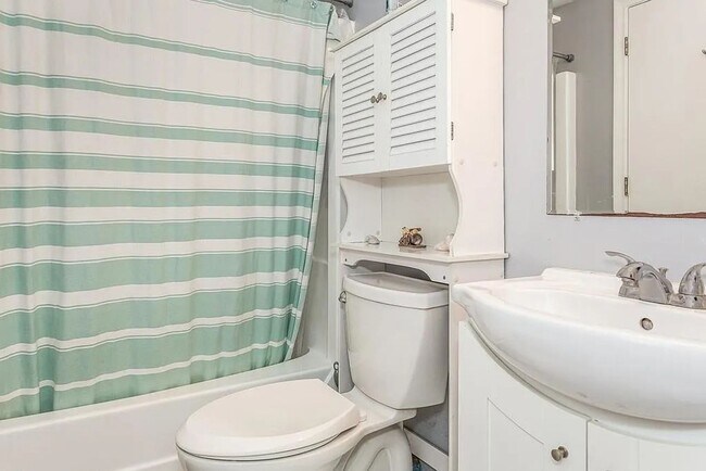 Building Photo - Charming 2BR Condo in South Weymouth