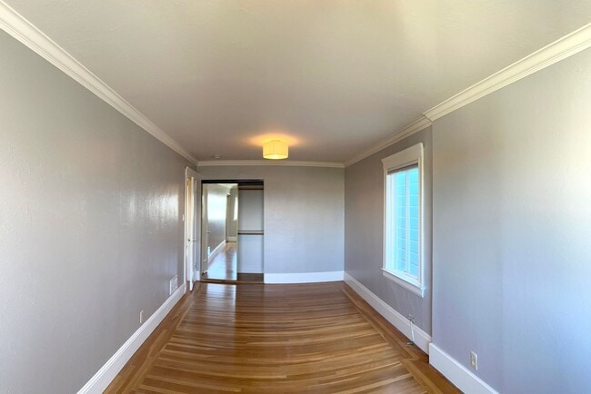 Building Photo - UPDATED Split Level 3BR/2BA 1650sf Sunset ...