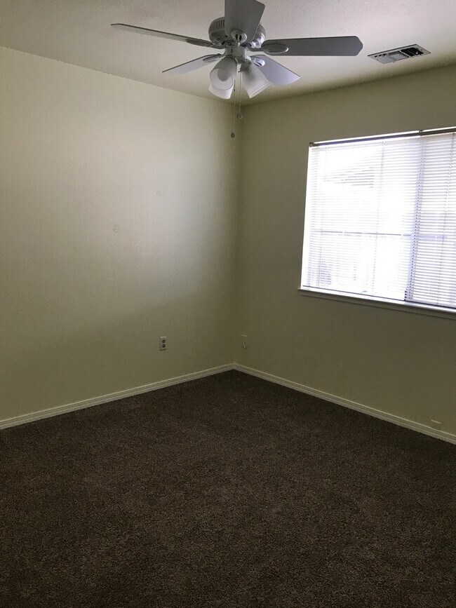 Building Photo - 3 Bedroom 2 Bath home w Garage