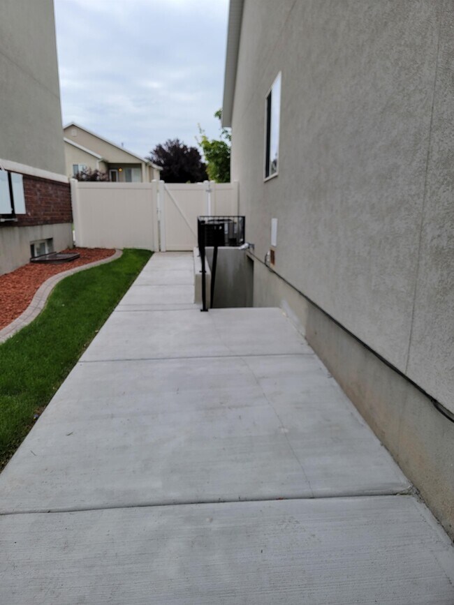 Building Photo - 8256 Imperial Oak Dr