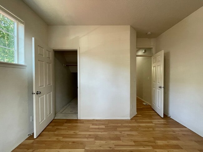 Building Photo - Hillsboro 3Bedroom 2.5 Bath + Den ~ Includes Washer & Dryer and Garage ~ Orenco Gardens Neighborh...