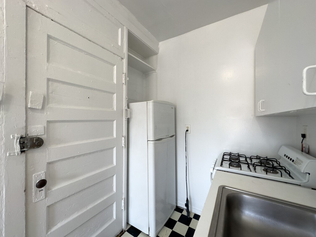 Building Photo - 3308 W Schubert Ave