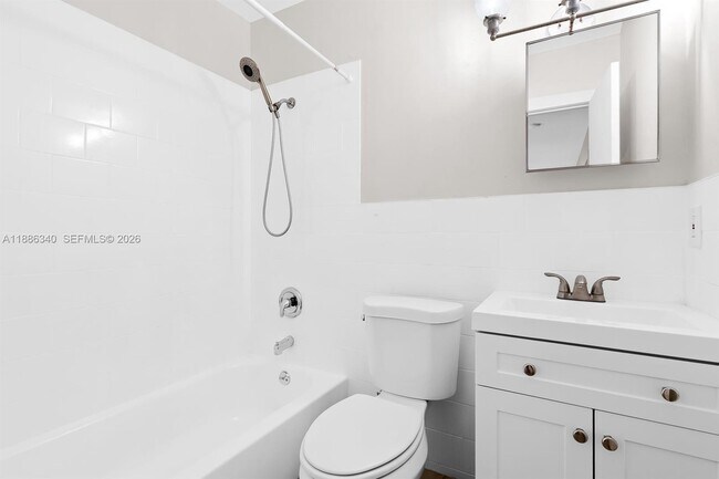 Building Photo - 1109 NE 6th Ave