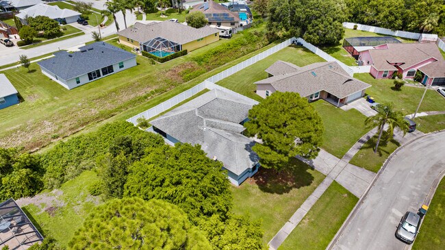 Building Photo - 809 Kara Cir