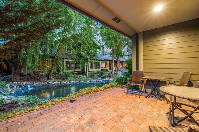 Building Photo - Luxury 3-Bedroom, 2.5-Bath Townhouse Retreat in the Heart of Boise