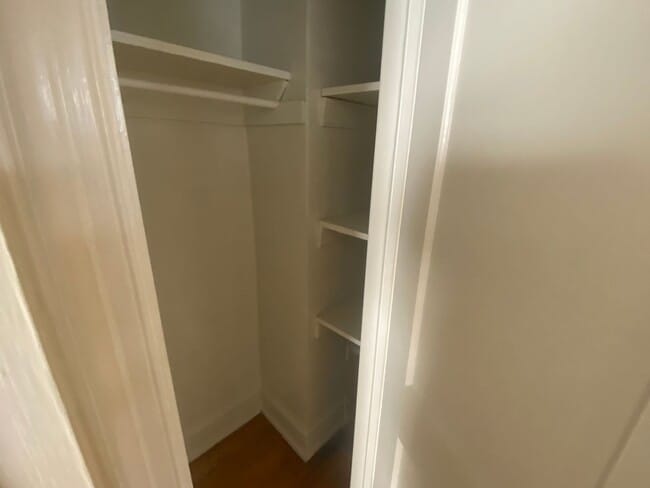 Building Photo - Adorable 1 Bedroom Duplex in Watts-Hillandale