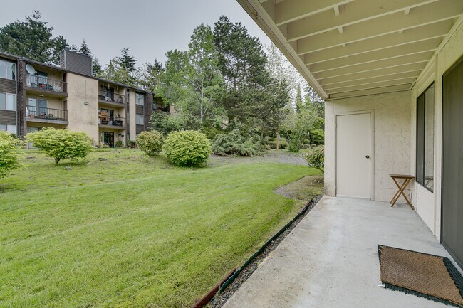 Building Photo - Roomy Remodeled  Kirkland Condo