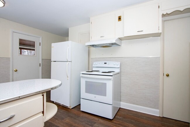 Building Photo - Two bedroom single-family home