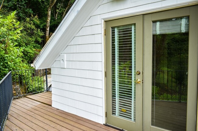 Building Photo - Three bedroom and Two Bathroom home in Portland Heights! Gourmet Kitchen and incredible natural L...