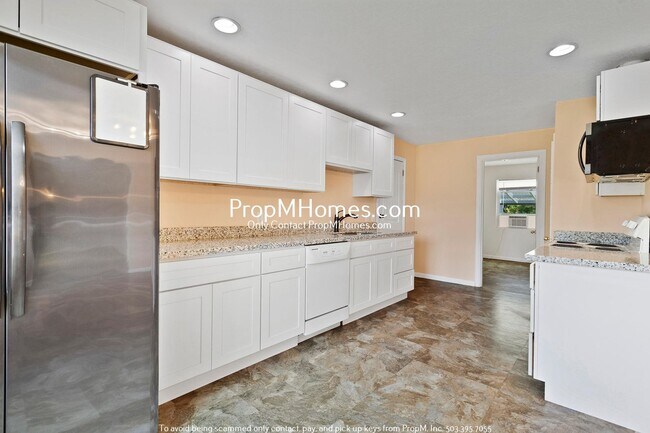 Building Photo - Three Bedroom Cottage in NE Salem!