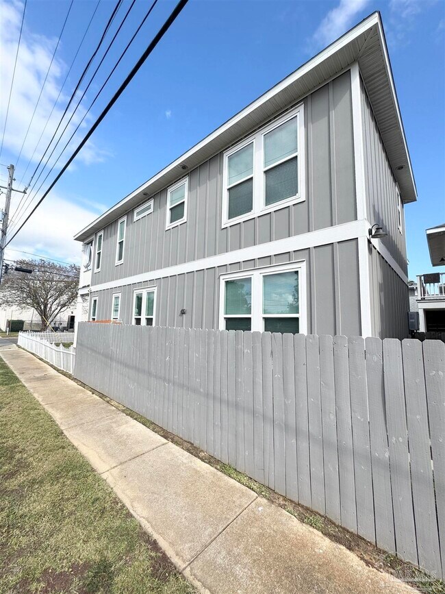 Building Photo - 1191 W Romana St