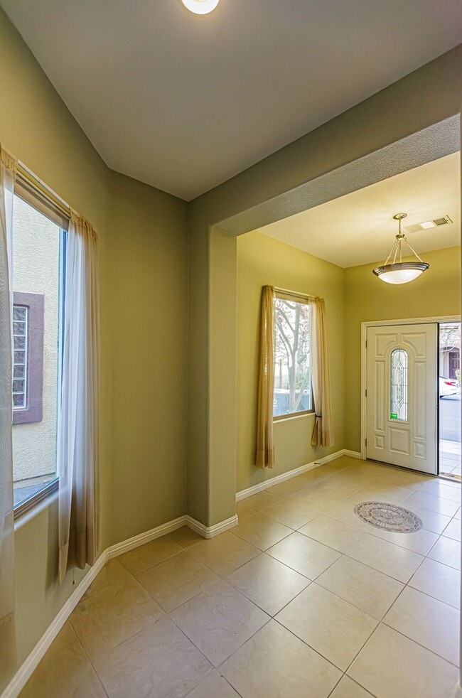 Building Photo - Queensridge Home