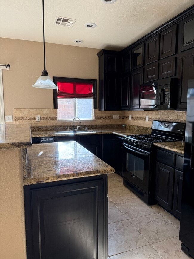 Building Photo - Fabulous Floor-Plan in Paradise Court!