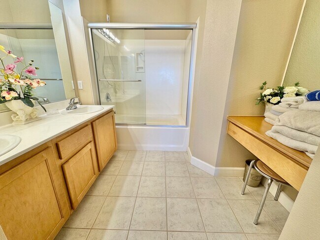 Building Photo - Modern condo with resort-style living in South Las Vegas