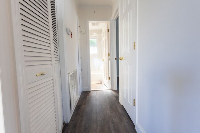 Building Photo - Spacious 2 Bedroom, 1 Bathroom (Full House - Rental)