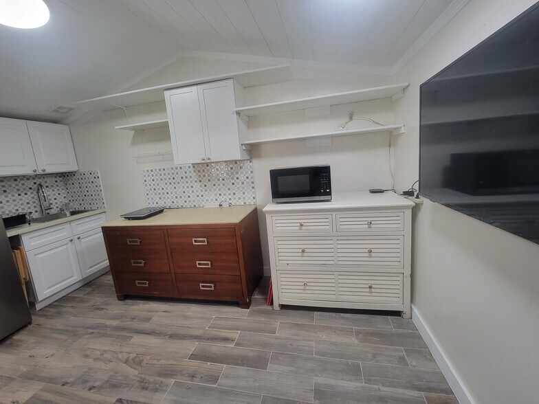 Building Photo - 11001 Darby Ave