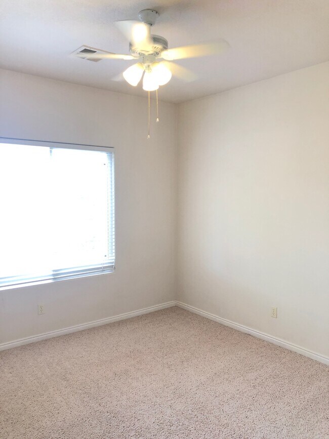 Building Photo - 3 bed 2 bath home for rent in Hurricane