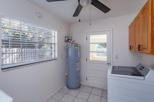 Building Photo - Updated 4-Bedroom Longwood Rental with Pool & Lawn Care Included – Move-In Ready