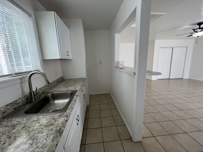 Kitchen area - 1528 N Waterman Ave