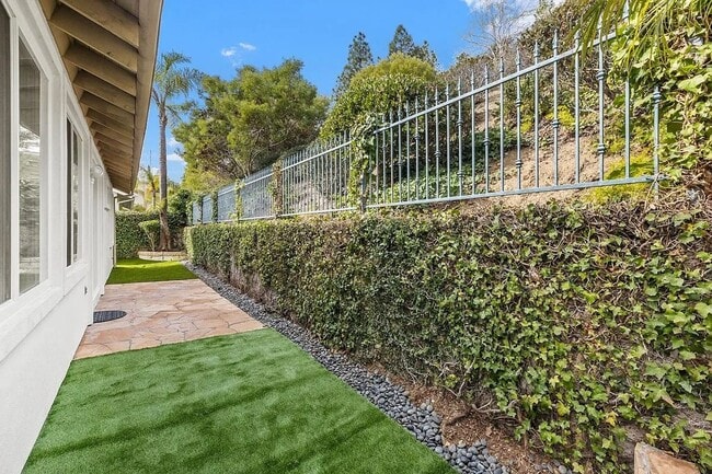 Building Photo - Don't miss out! Gated/Secured 3 br 2 ba home