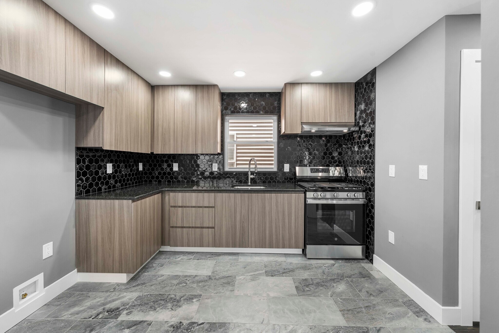 kitchen 3 - 1117 Chestnut St