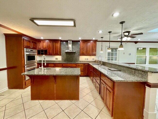 Building Photo - Spacious 6-Bedroom Gem In Fayetteville!