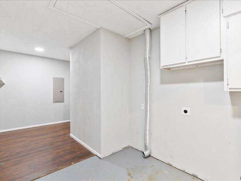 washer/dryer in garage - 9395 Green Springs Cir