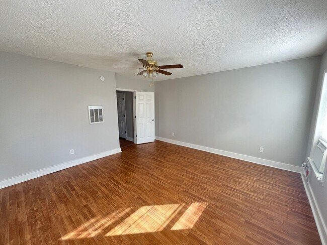 Building Photo - Charming Huntsville Living Awaits!