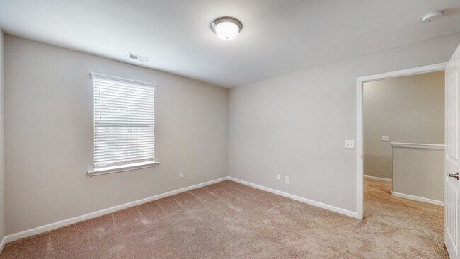 Building Photo - 3 Bedroom 2.5 Bathroom Townhome - The Comm...
