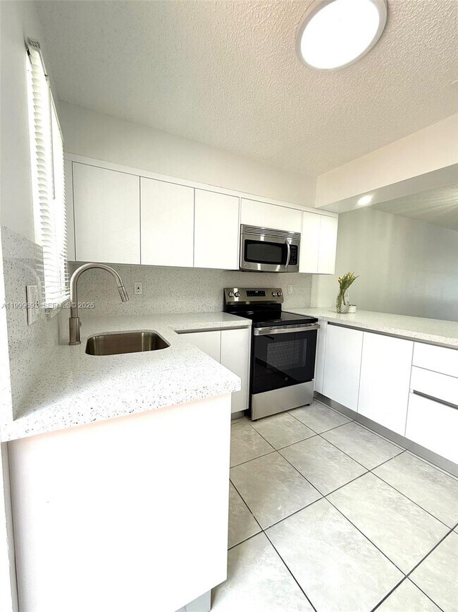 Building Photo - 1460 W 41st St