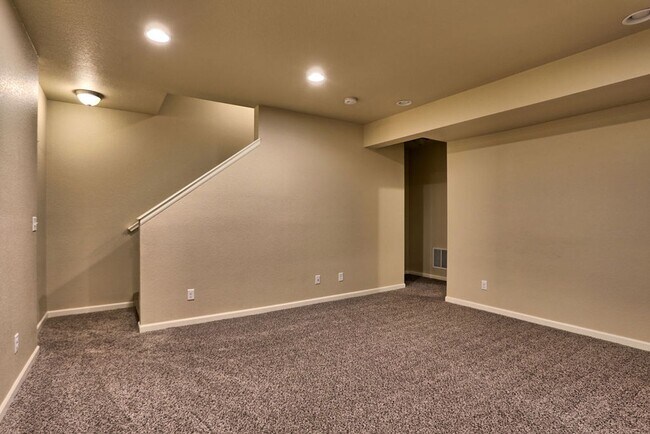 Building Photo - 4 Bedroom Home in East Windsor