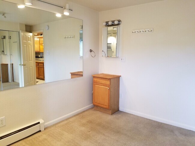 Building Photo - RENT SPECIAL & LEASE OPTIONS! Cat-friendly...