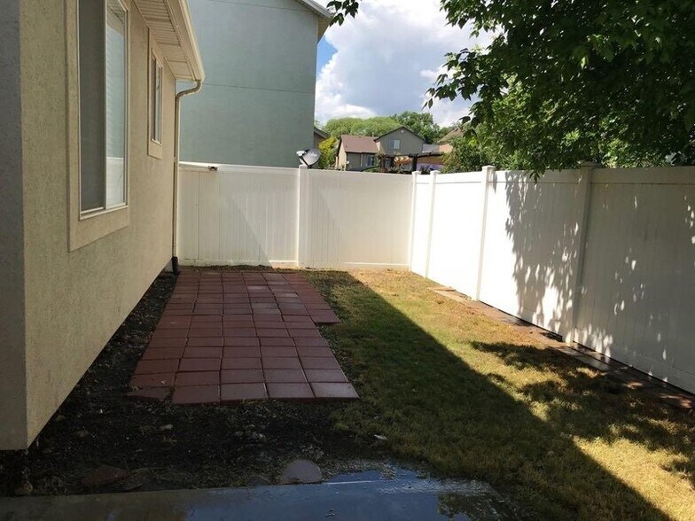 Building Photo - 729 Apple Grove Ln