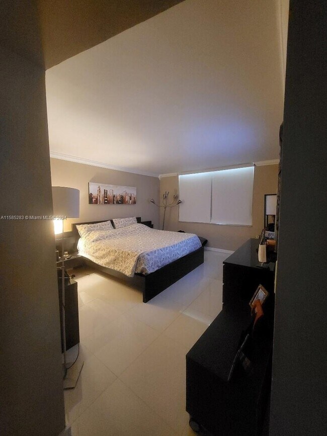 Building Photo - 2750 Northeast 183rd Street Apt #1904, Ave...