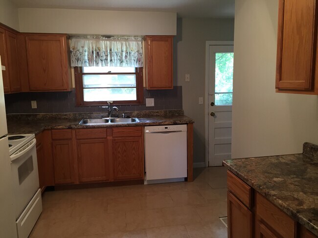 Building Photo - 2540 Cedarwood Ave