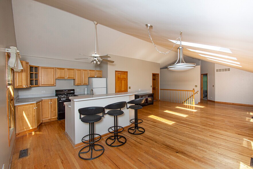 Bright Open Floorplan! - 131 Washington St
