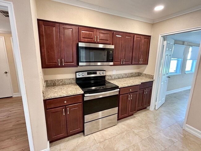 Building Photo - Gorgeous updated 2-bedroom 2-bath home wit...