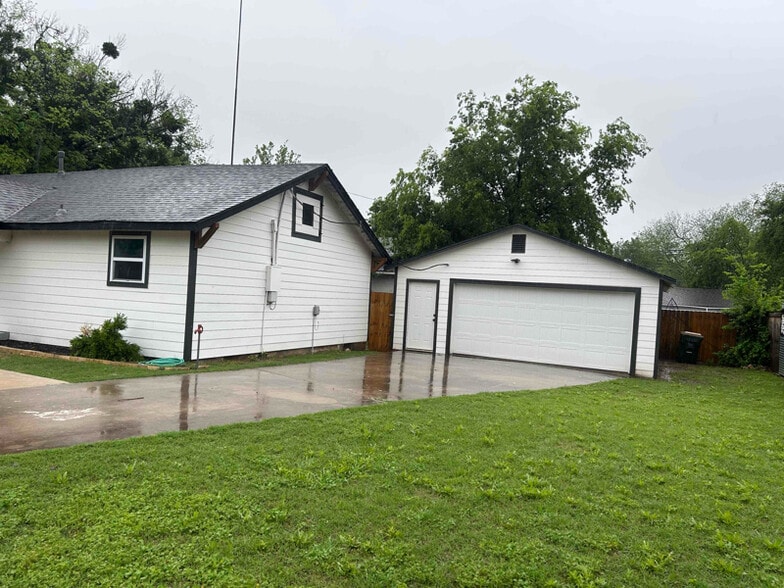 Building Photo - 1302 W Cedar Ave