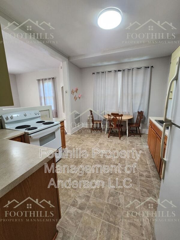 Building Photo - 37 Sirrine St