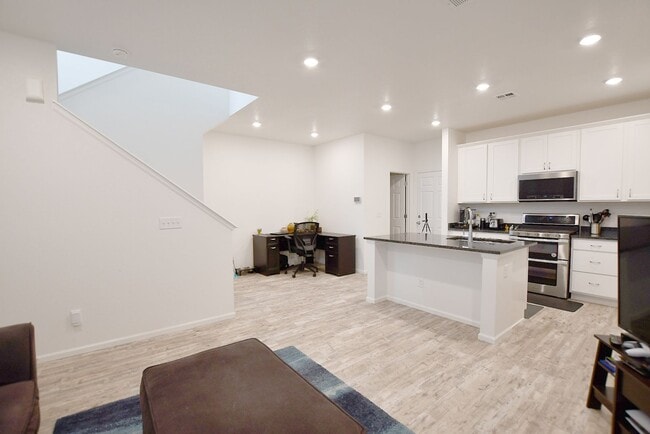 Primary Photo - Painted Prairie Town Home for Rent! Brand ...