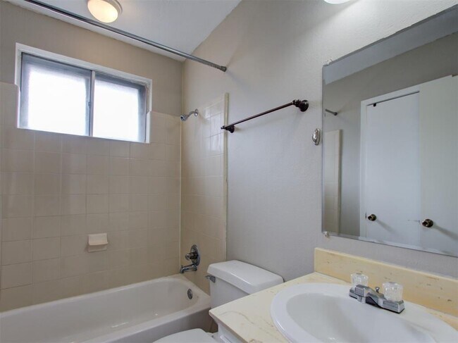 Building Photo - 10815 Montverde Ln