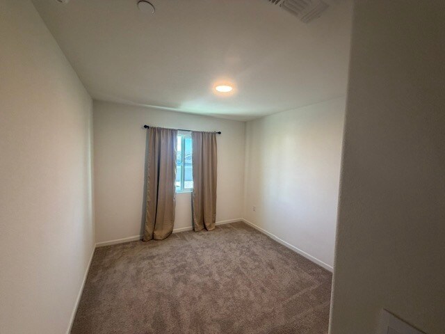 Building Photo - Newer Build, All Electric Home 5 Bedrooms, Loft, 3 bathrooms