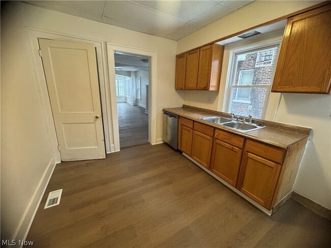 Building Photo - 3242 Sycamore Rd