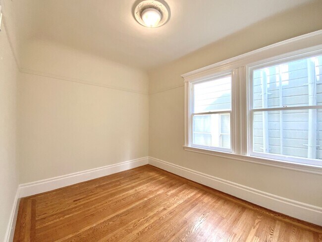 Building Photo - 4BR/2BA in Haight. IN-UNIT LAUNDRY! DISHWA...