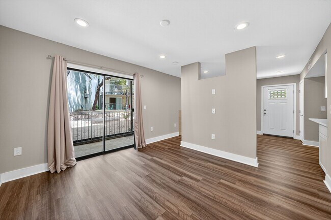 Building Photo - 935 La Posada Dr