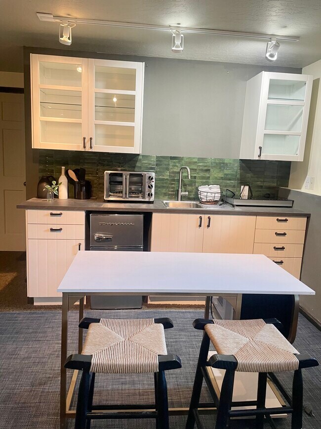 Building Photo - 9908 S Falconhurst Dr