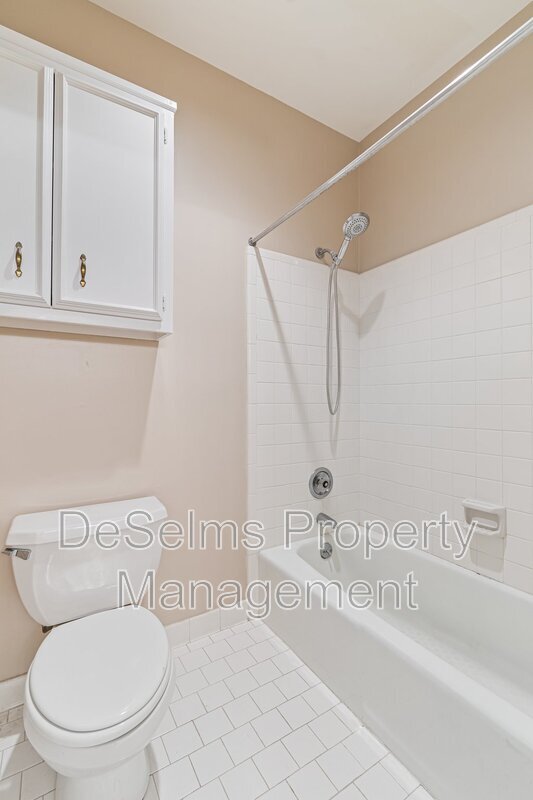 Building Photo - 3011 Woodlawn Dr